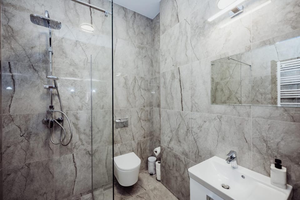 Shower, Toilet, Bathroom, towels