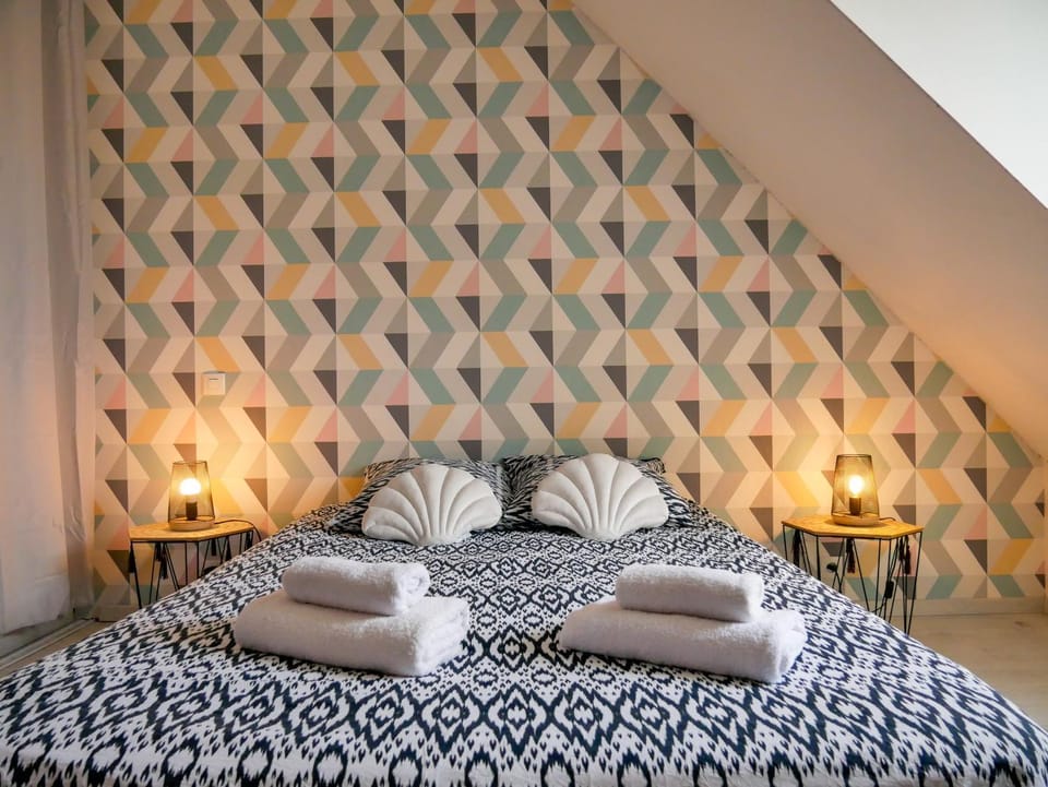 Photo of the whole room, Bedroom