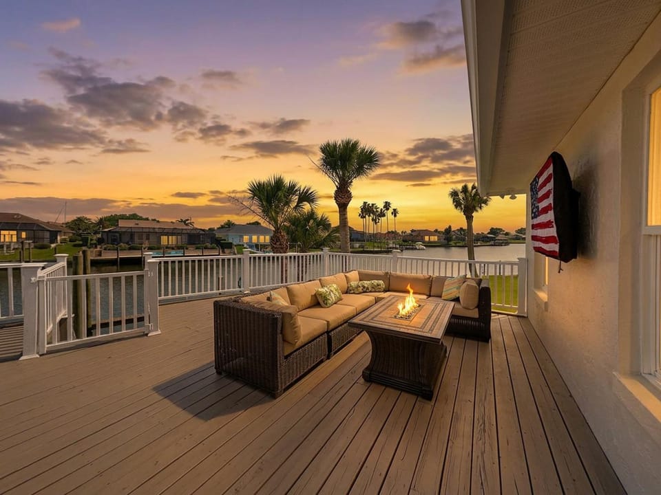 Neighbourhood, Balcony/Terrace, Seating area, Sunset, fireplace