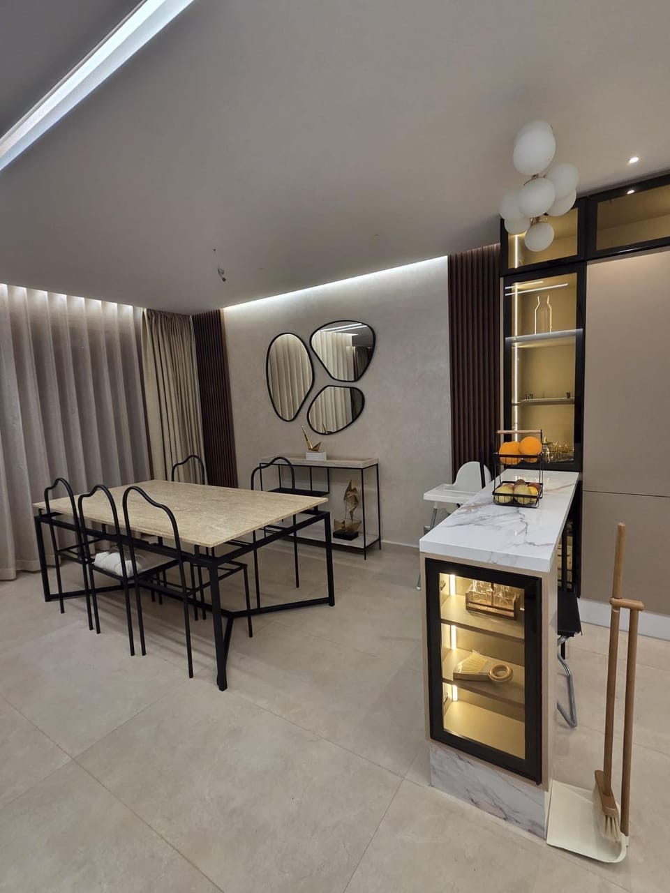 Seating area, Dining area