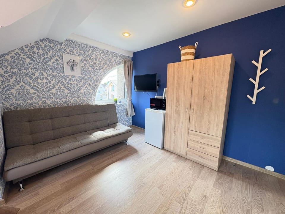 TV and multimedia, wardrobe