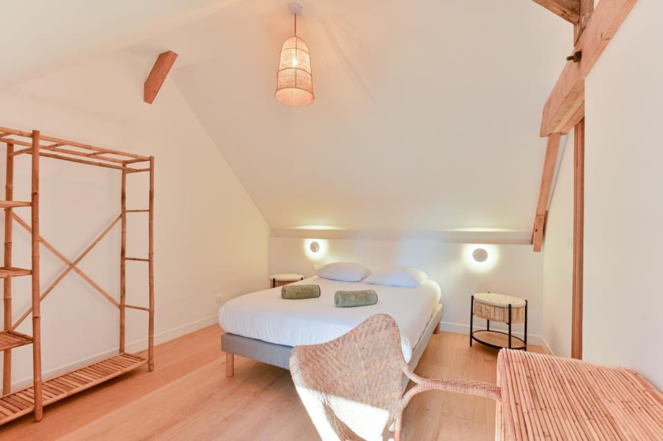 Photo of the whole room, Bedroom