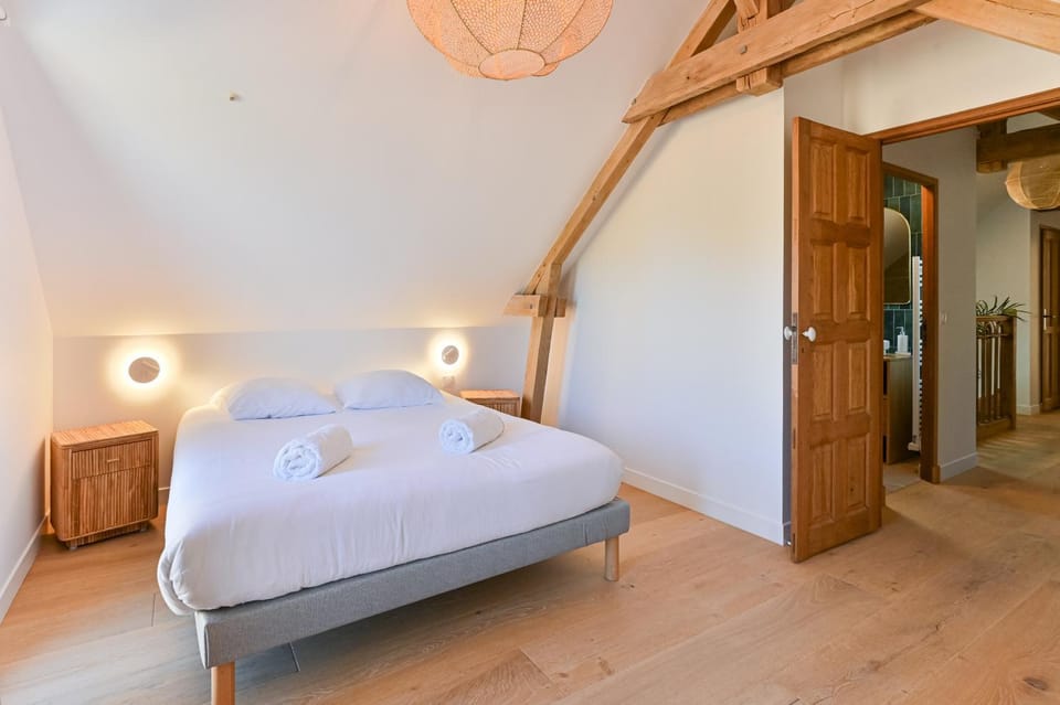 Photo of the whole room, Bedroom