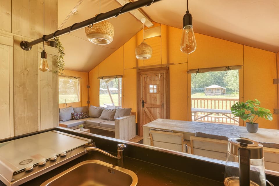 Kitchen or kitchenette, Living room, Seating area, Dining area