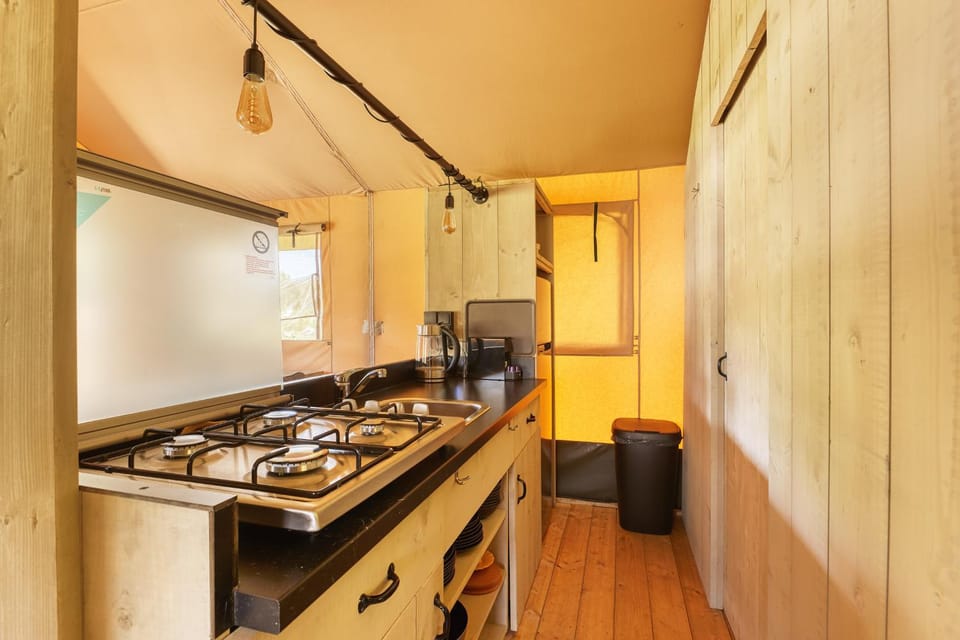 Kitchen or kitchenette, Dining area, pet friendly, stove