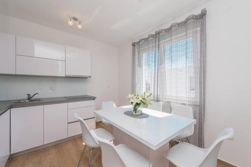 Andy 3 centrally located ap with pool Apartment in Novalja