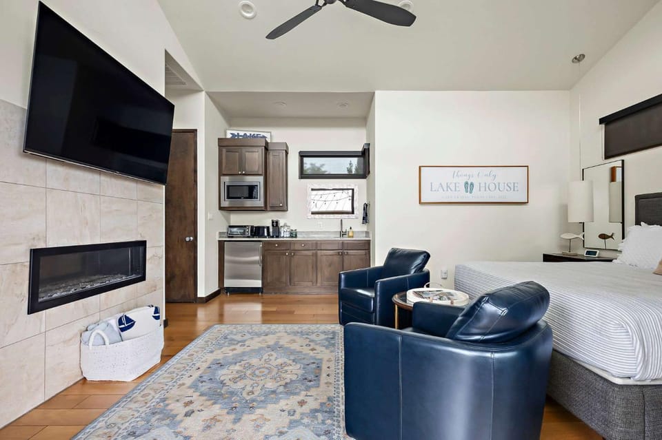 Bed, Kitchen or kitchenette, Living room, Photo of the whole room, Seating area, Bedroom, fireplace