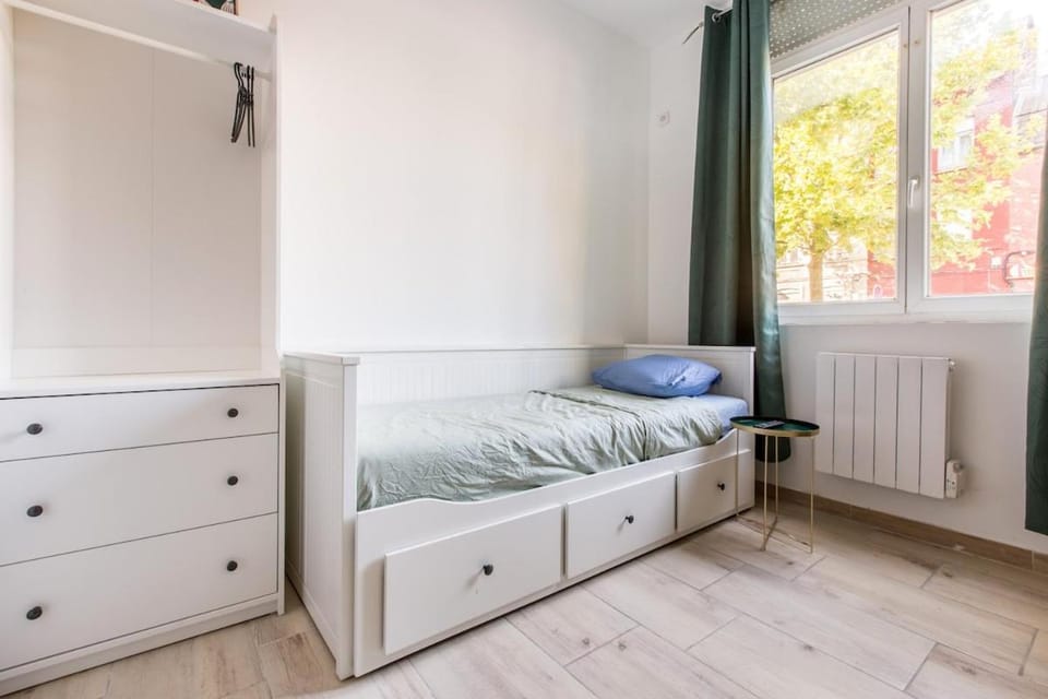 Cosy house 5 rooms 5 Bathrooms close commodities House in Flanders