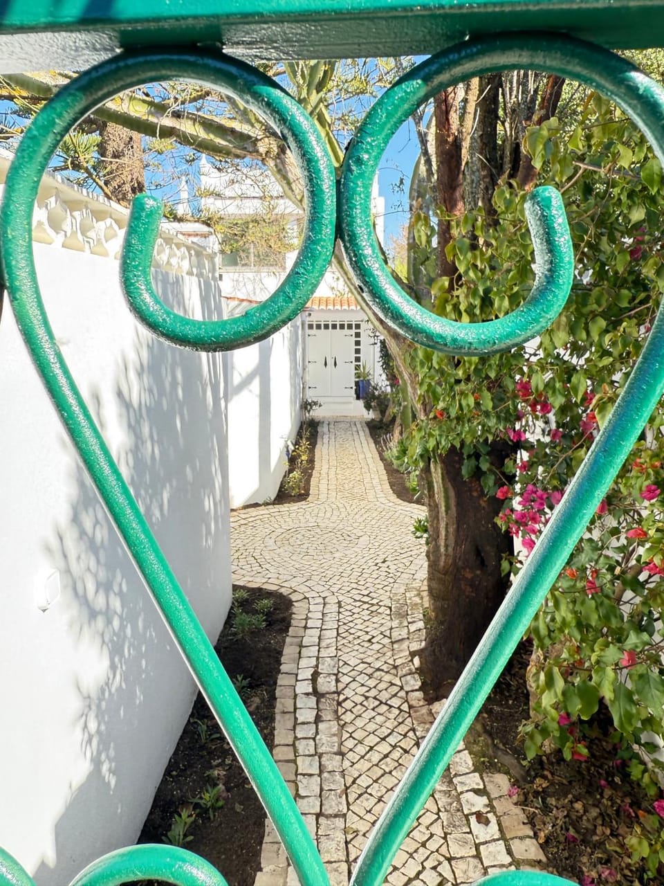Vila Golfinho, with heated pool, rooftop lounge and ocean views Villa in Luz