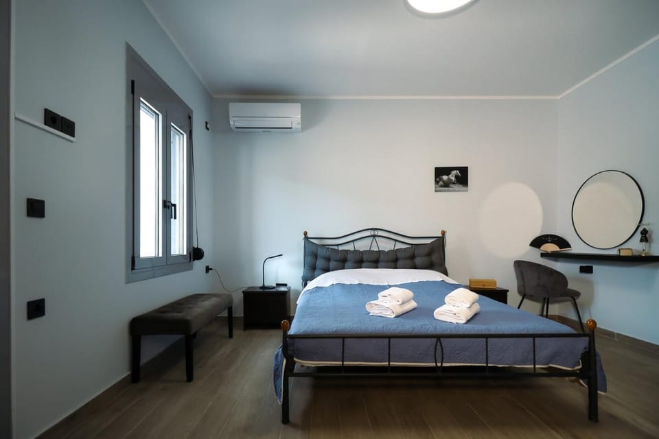 Bed, Photo of the whole room, Bedroom, towels, air conditioner