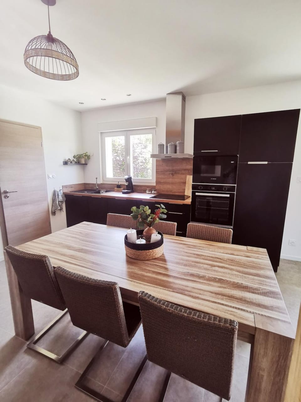 Kitchen or kitchenette, Dining area, oven