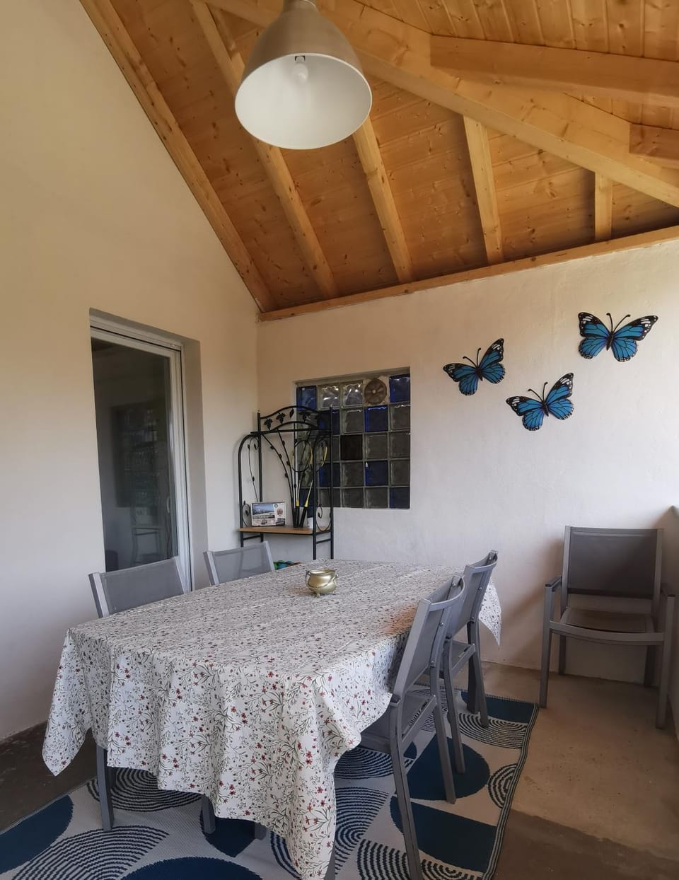 Patio, Balcony/Terrace, Entertainment, Meals