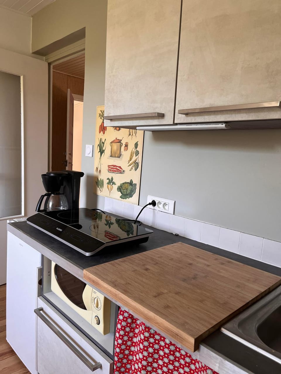 Coffee/tea facilities, Kitchen or kitchenette, microwave, stove