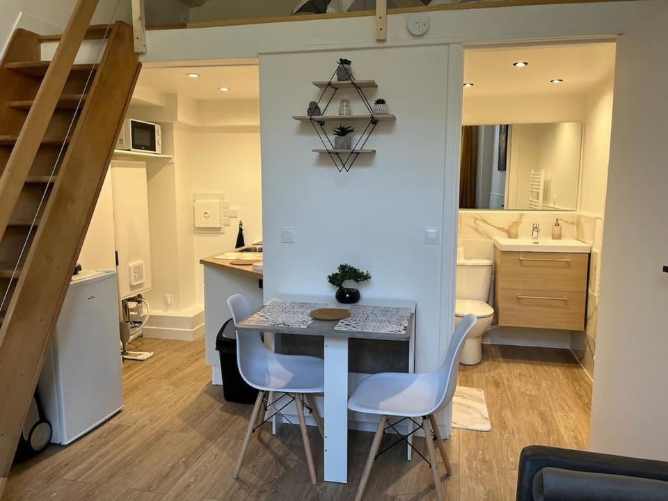 Kitchen or kitchenette, Dining area