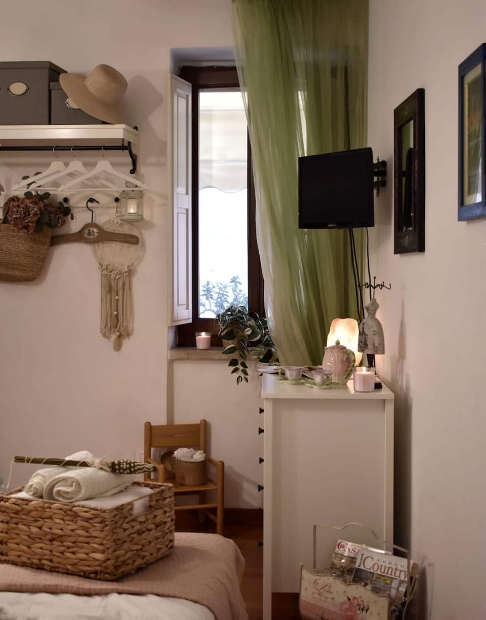 Bed, TV and multimedia, Bedroom, towels