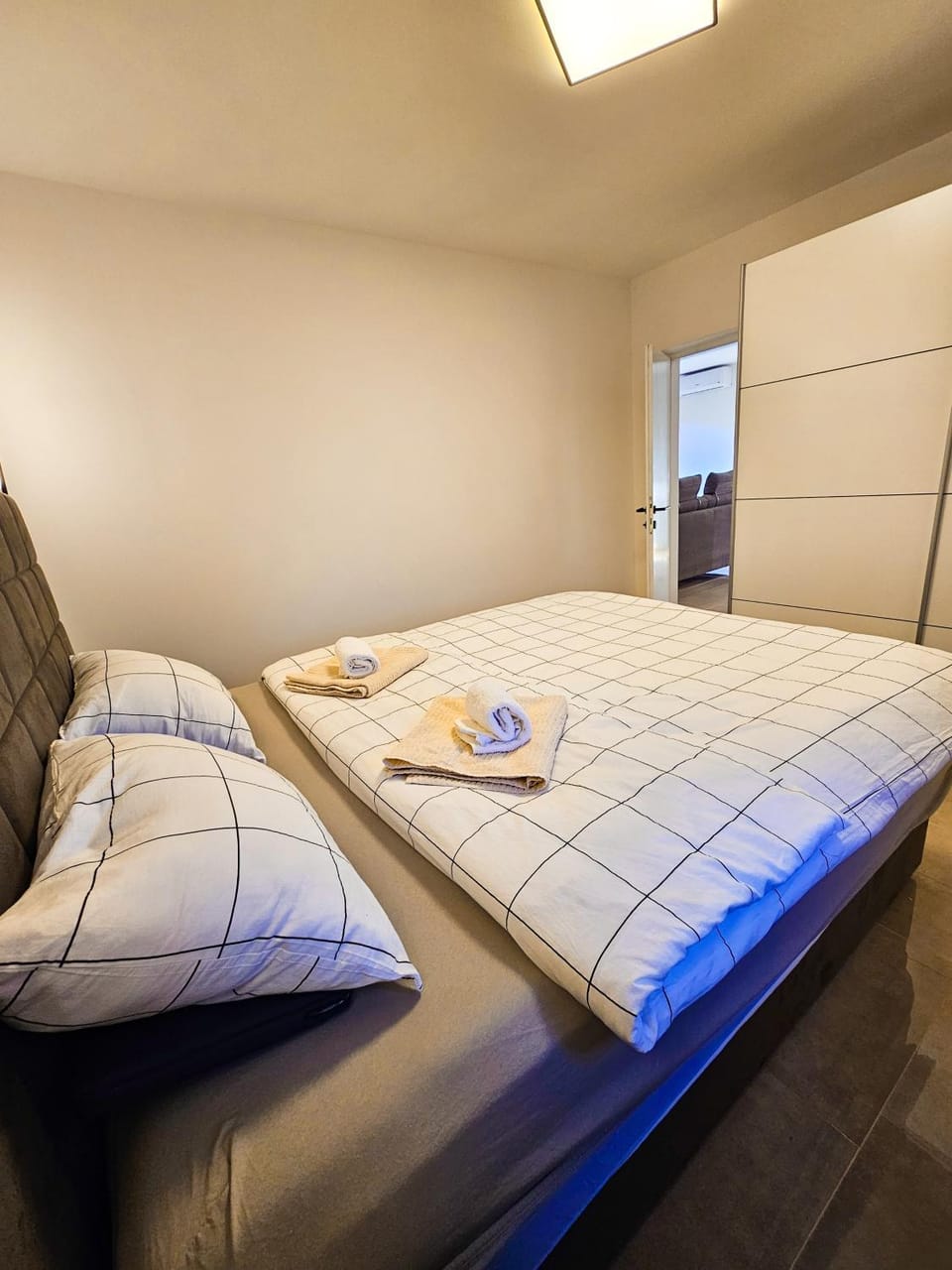 Bed, Photo of the whole room, Bedroom, towels