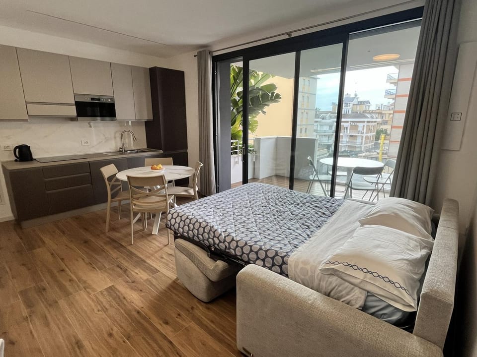 Kitchen or kitchenette, Living room