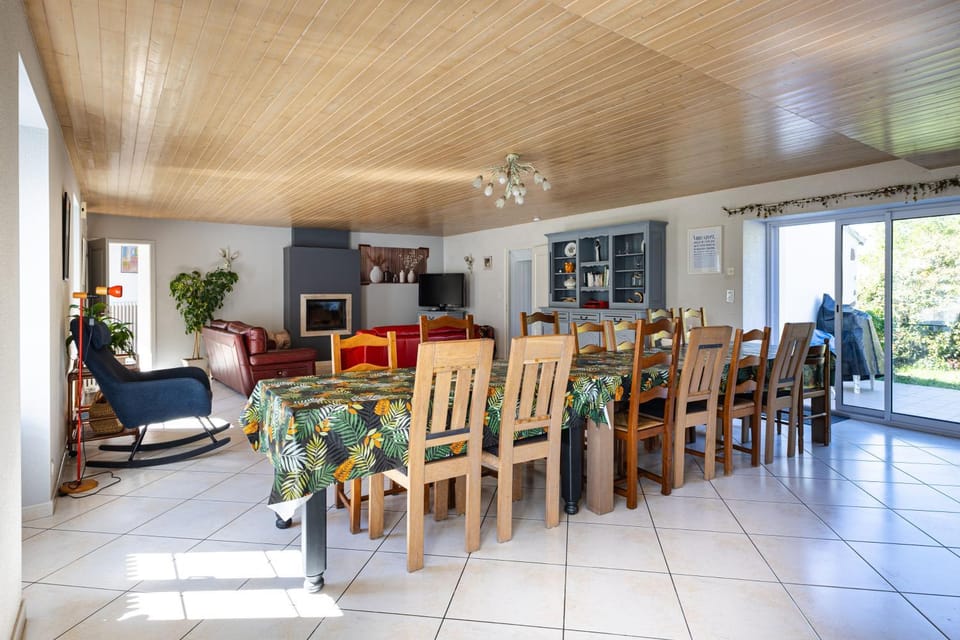 Communal lounge/ TV room, Living room, Seating area, Dining area, Evening entertainment, fireplace, pet friendly