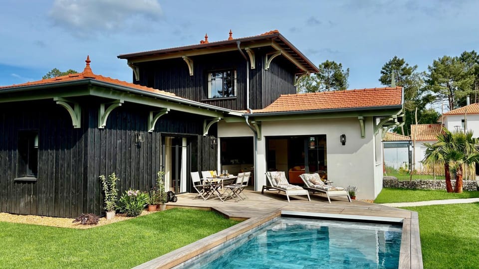 Property building, Patio, Spring, Day, Garden, Garden, Garden view, Pool view, Swimming pool, Swimming pool, sunbed