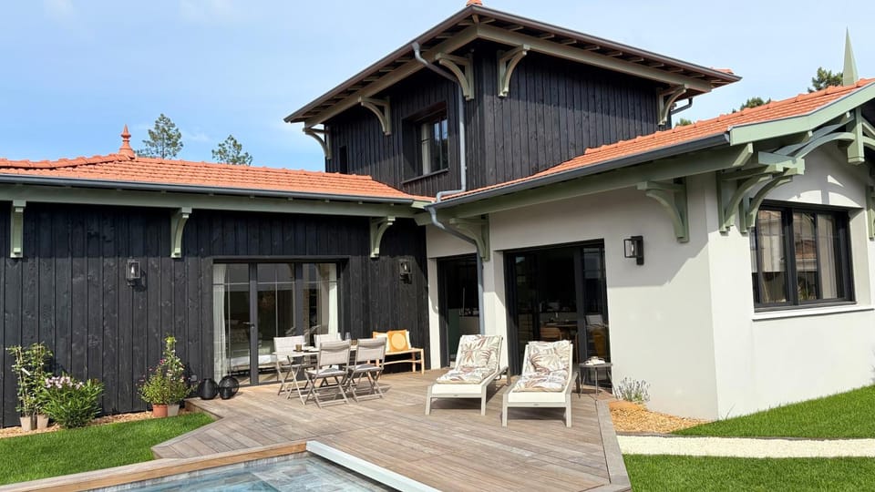 Property building, Patio, Spring, Day, Garden, Balcony/Terrace, Garden view, Swimming pool