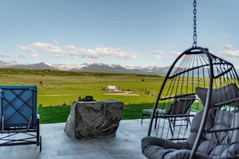 Luxe Teton View Log Cabin Hot Tub Large Groups Cabin in Idaho