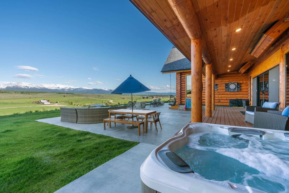 Luxe Teton View Log Cabin Hot Tub Large Groups Cabin in Idaho