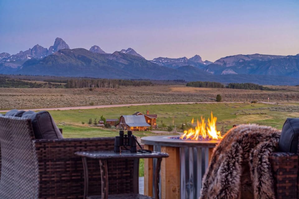 Luxe Teton View Log Cabin Hot Tub Large Groups Cabin in Idaho