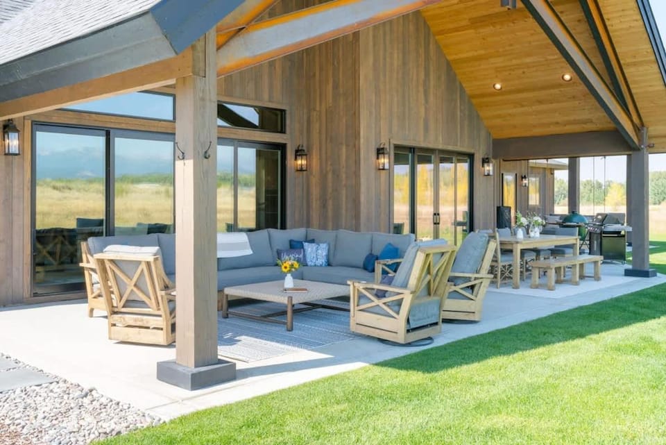 Luxury Retreat Teton Views 3 Acres House in Idaho