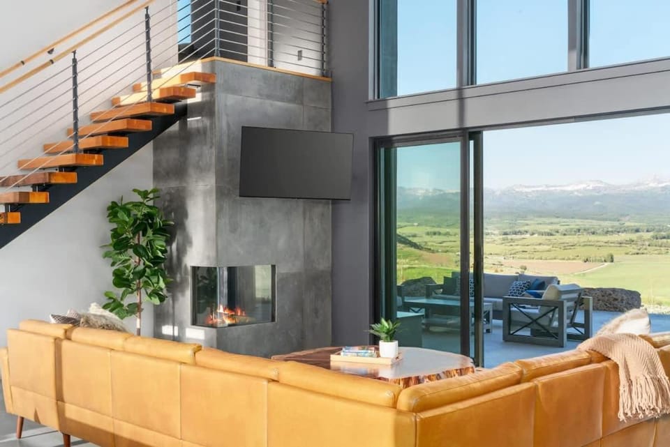 Luxury Retreat Epic Views & Hot Tub House in Idaho