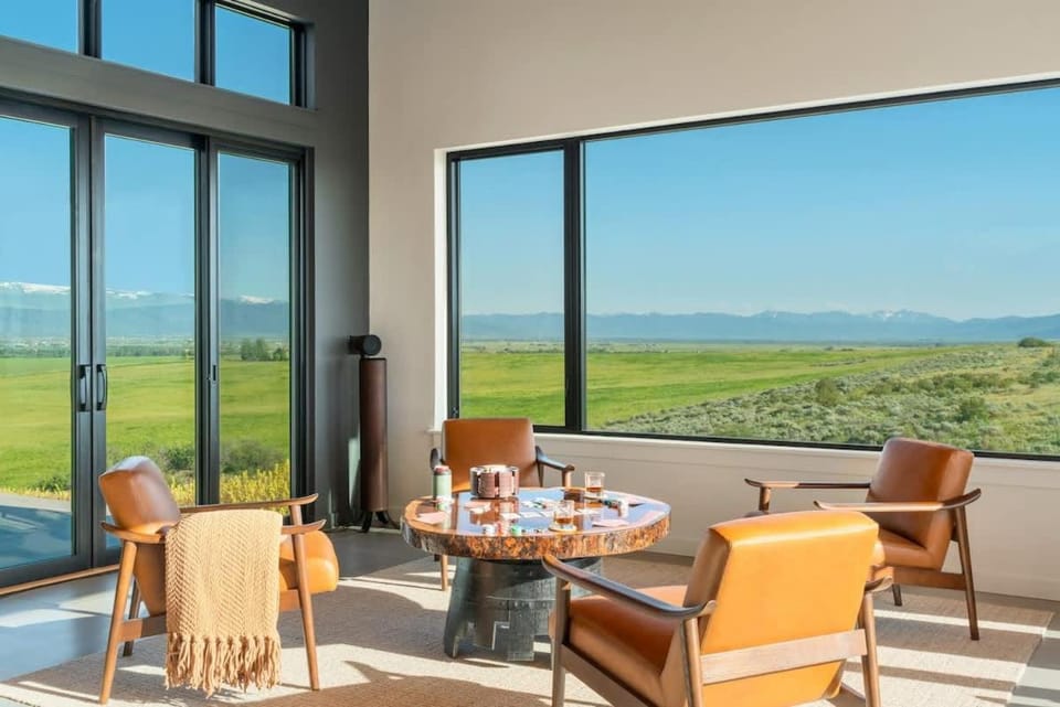 Luxury Retreat Epic Views & Hot Tub House in Idaho
