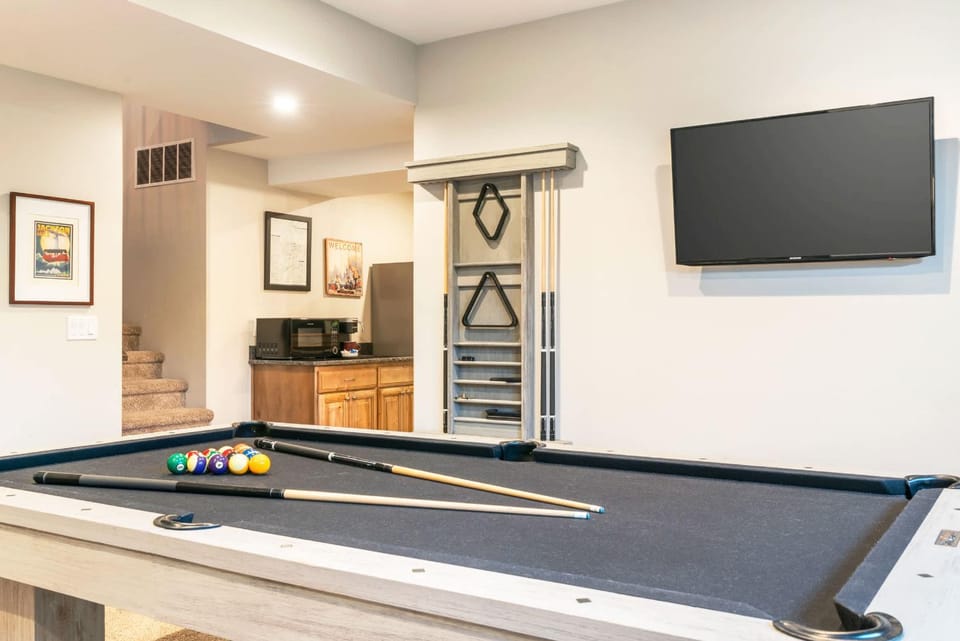 Huge Chalet Theater Hot Tub Gym House in Idaho