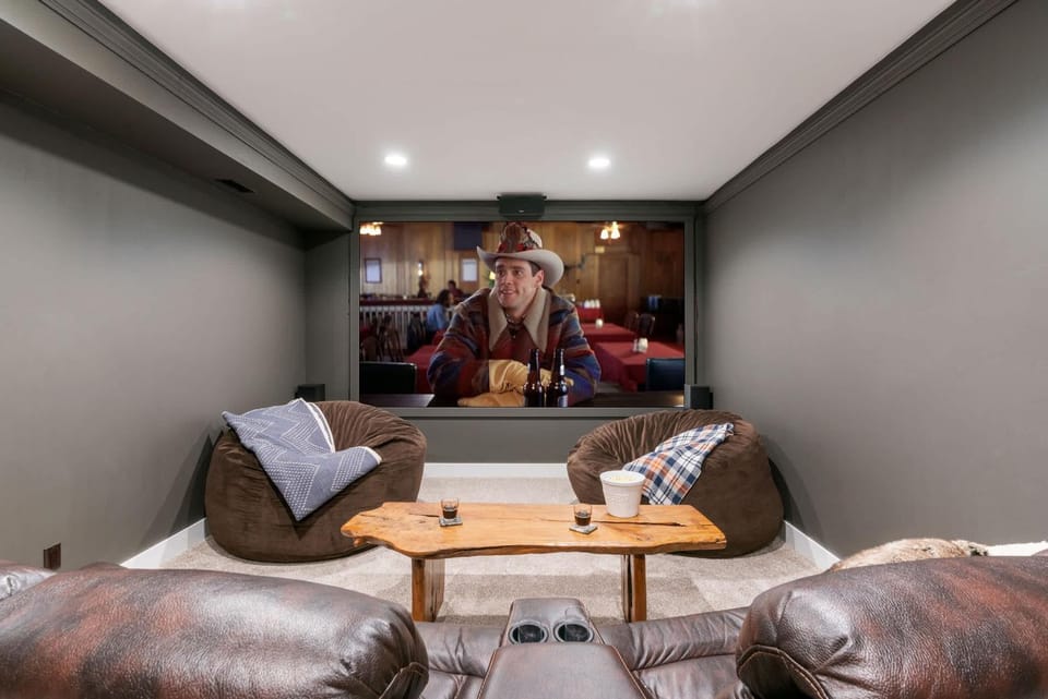 Huge Chalet Theater Hot Tub Gym House in Idaho