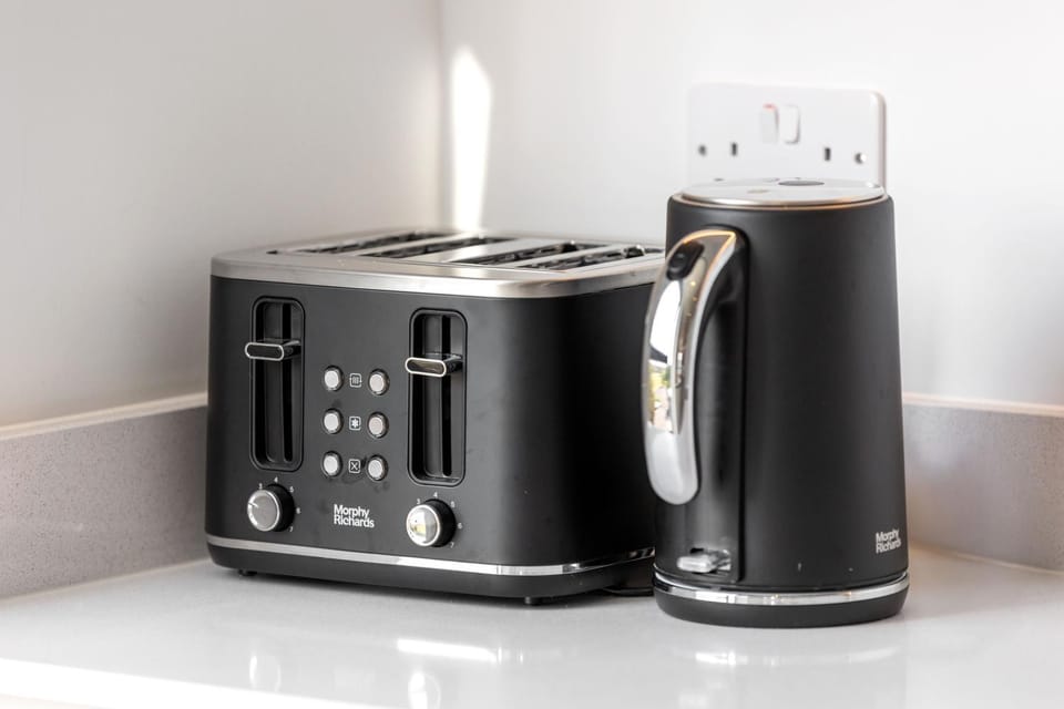 Luxury 3BR Apt Sleeps 10, Wembley & Park Views Apartment in Wembley