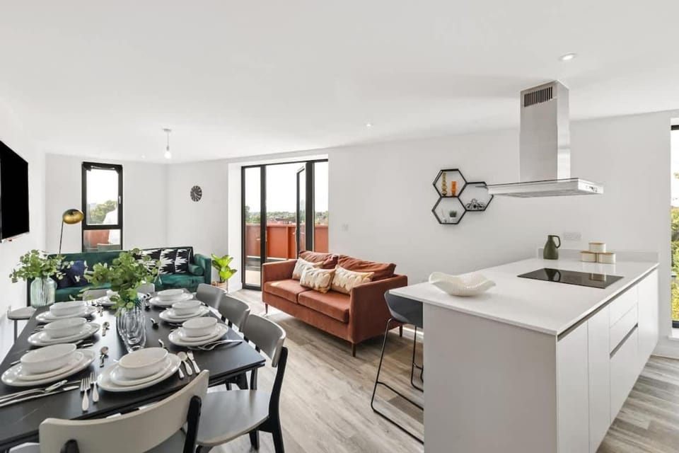 Luxury 3BR Apt Sleeps 10, Wembley & Park Views Apartment in Wembley
