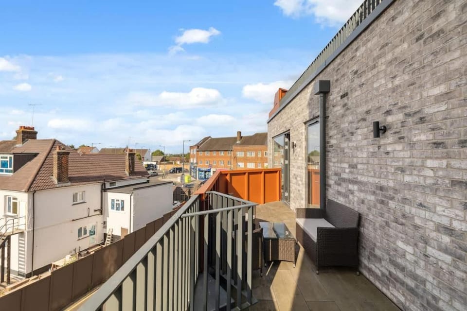 Luxury 3BR Apt Sleeps 10, Wembley & Park Views Apartment in Wembley