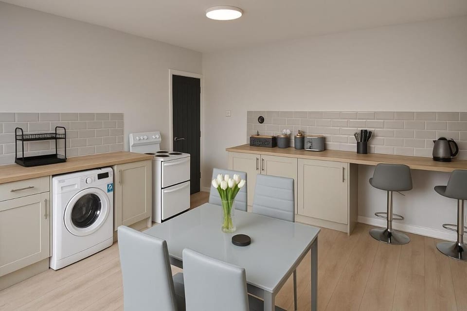 Coffee/tea facilities, Kitchen or kitchenette, Dining area, oven, stove, toaster, washing machine