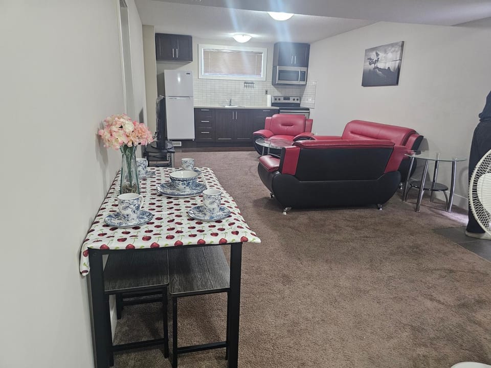 Kitchen or kitchenette, Living room, Seating area, Dining area, oven