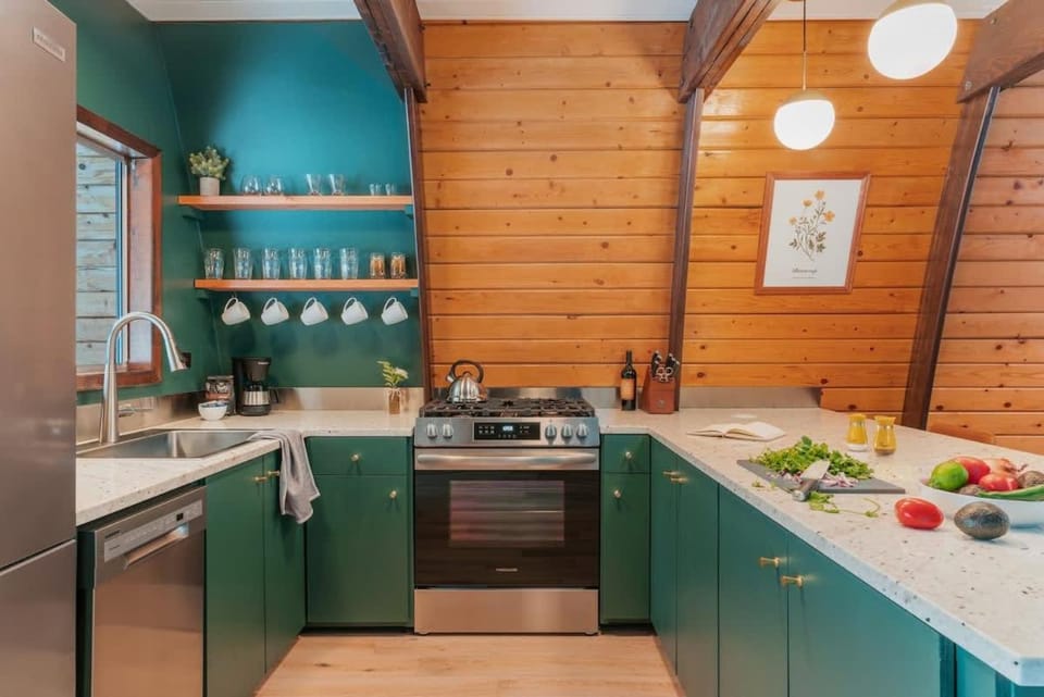 A Frame Hot Tub Couple's Getaway House in Island Park