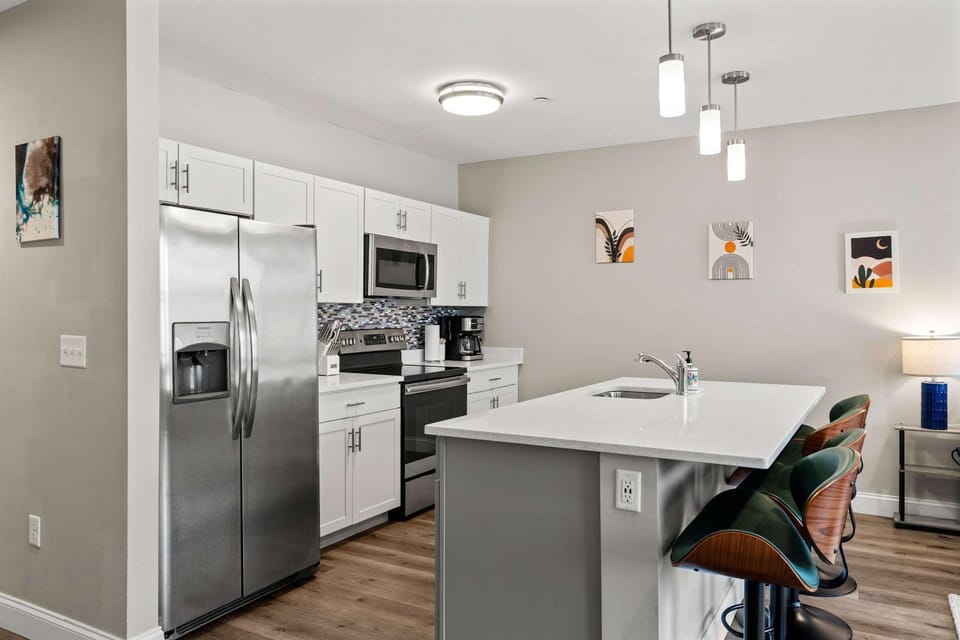 Unit 31 1BR with Den Office Space Long-term stays Apartment in Chelsea