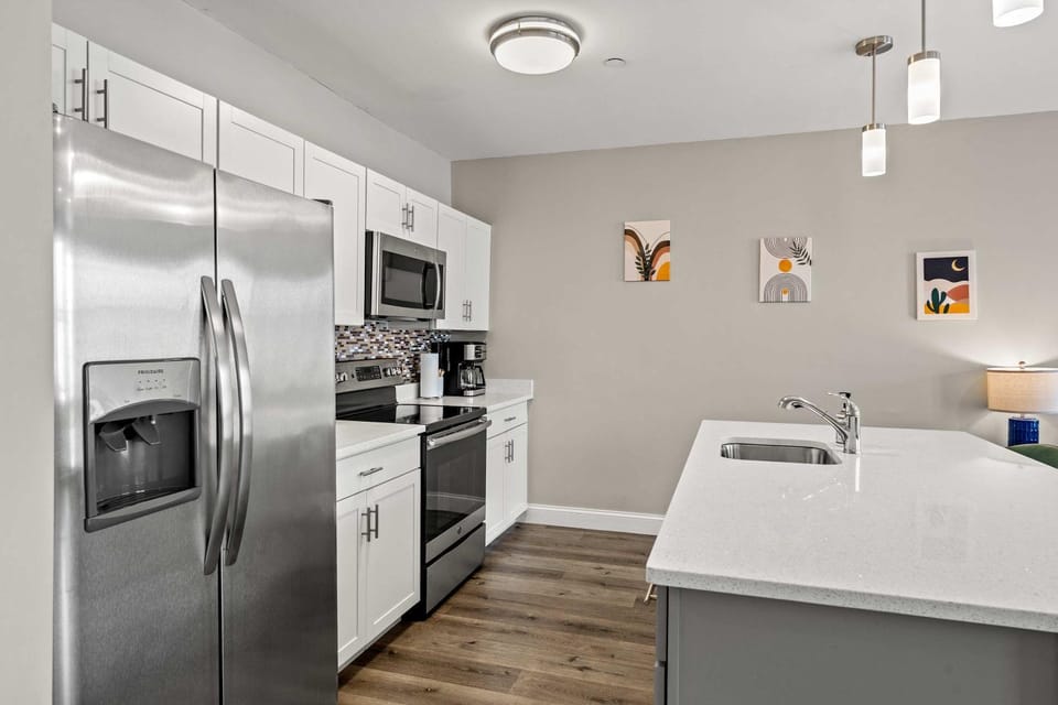 Unit 31 1BR with Den Office Space Long-term stays Apartment in Chelsea