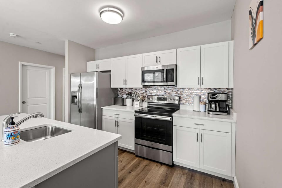 Unit 31 1BR with Den Office Space Long-term stays Apartment in Chelsea