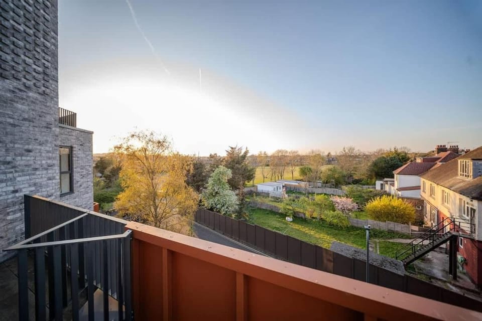 Luxuary 2BR Apt Sleeps 9, Wembley and Park Views Apartment in Wembley