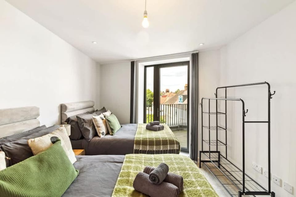 Luxuary 2BR Apt Sleeps 9, Wembley and Park Views Apartment in Wembley