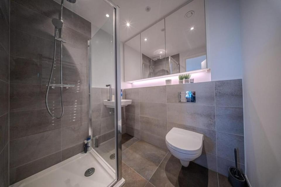 Luxuary 2BR Apt Sleeps 9, Wembley and Park Views Apartment in Wembley