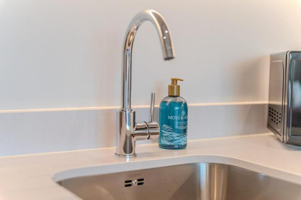 Luxuary 2BR Apt Sleeps 9, Wembley and Park Views Apartment in Wembley