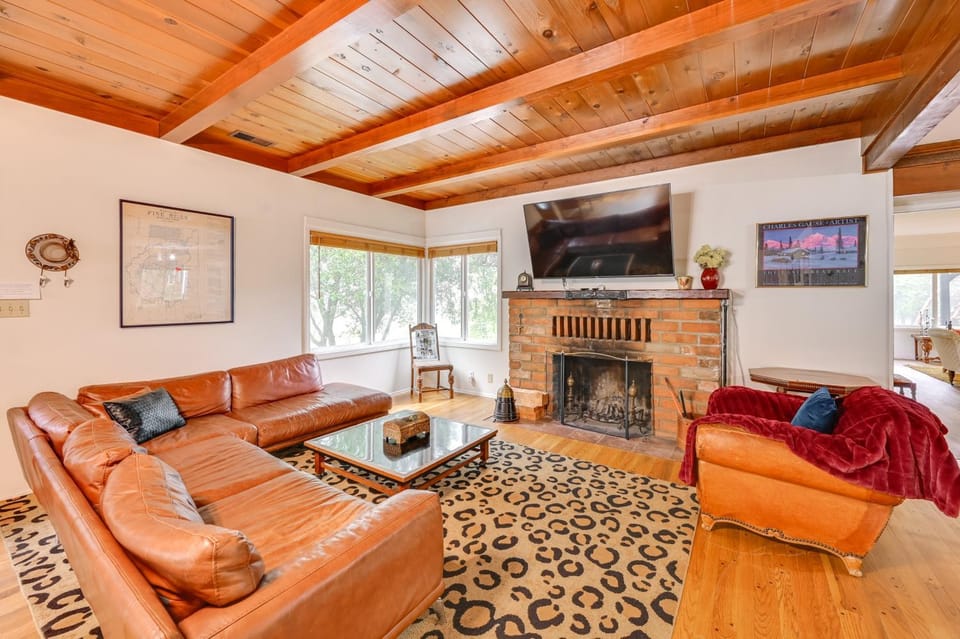 Home 3 Mi to Main St Julian: Great for Groups! House in Southern California