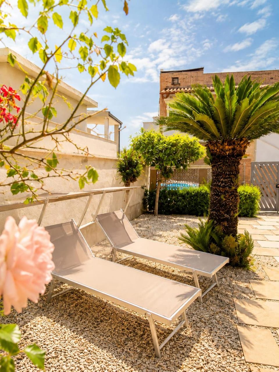 Property building, Summer, Garden, sunbed