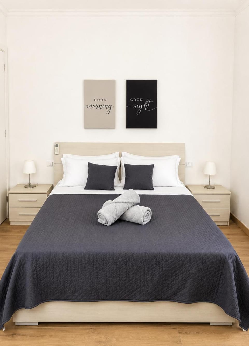 Bed, Bedroom, towels