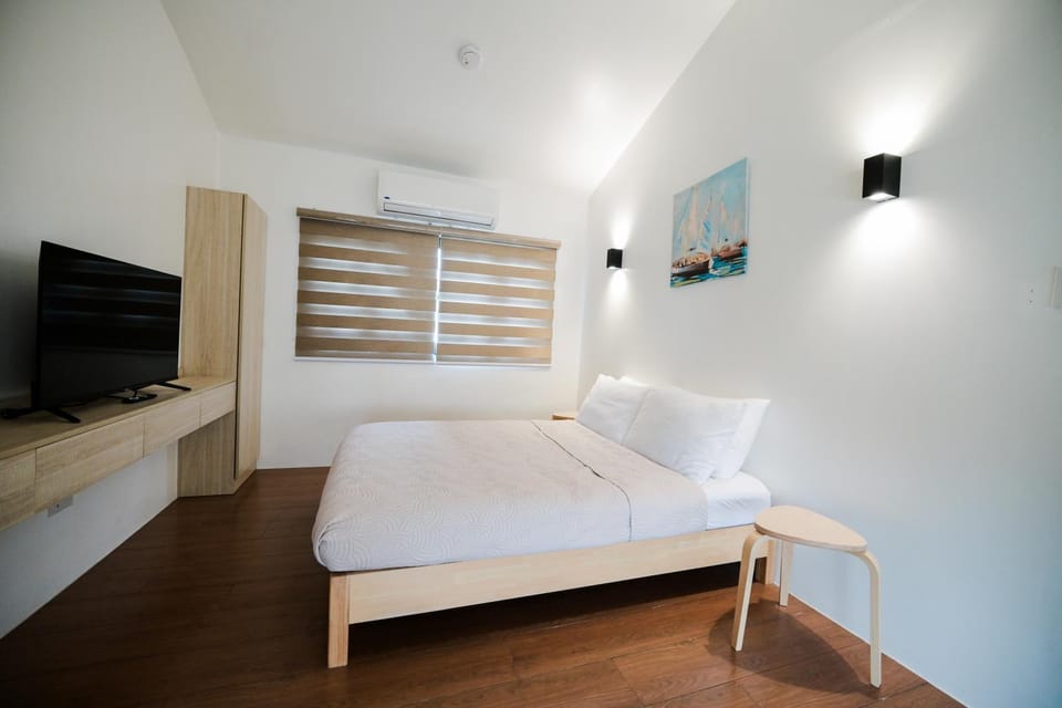 Bed, TV and multimedia, Photo of the whole room, Bedroom