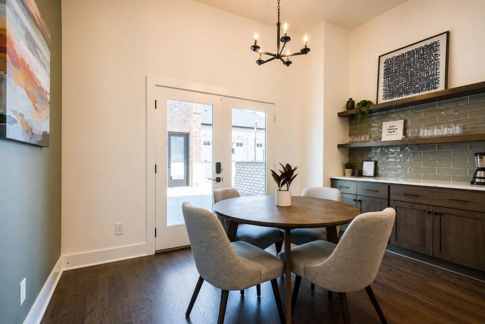Kitchen or kitchenette, Photo of the whole room, Dining area
